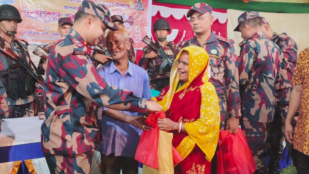 দুর্গোৎসব উপলক্ষ্যে হিন্দুধর্মাবলম্বীদের আর্থিক অনুদান ও উপহার সামগ্রী প্রদান বিজিবি’র