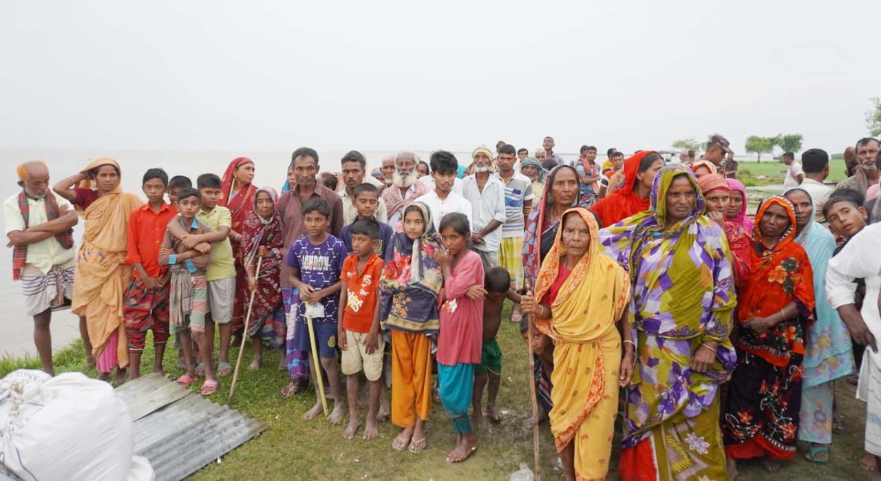ভাঙনে ক্ষতিগ্রস্ত পদ্মা পারের মানুষের মাঝে ত্রাণসামগ্রী বিতরণ বিজিবি’র