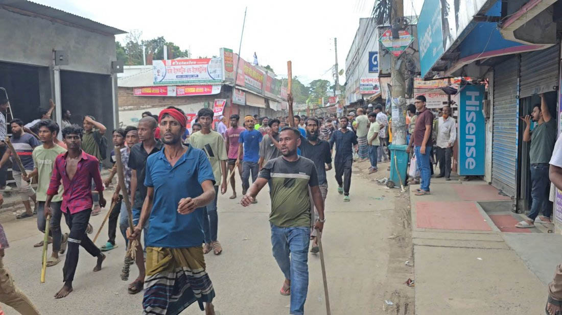 রণক্ষেত্র ভাঙ্গা উপজেলা পরিষদে আগুন, থানা ঘেরাও গাড়ি ভাঙচুর