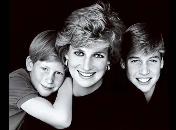 ১৯৯৭ সালের আগস্টে এক গাড়ি দুর্ঘটনায় বিশ্ব রাজকুমারী ডায়ানাকে হারিয়েছিল