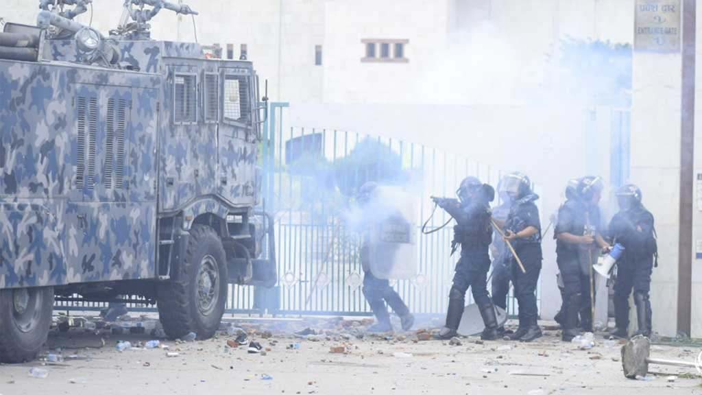 সোশ্যাল মিডিয়া বন্ধের প্রতিবাদে রণক্ষেত্র কাঠমাণ্ডু
