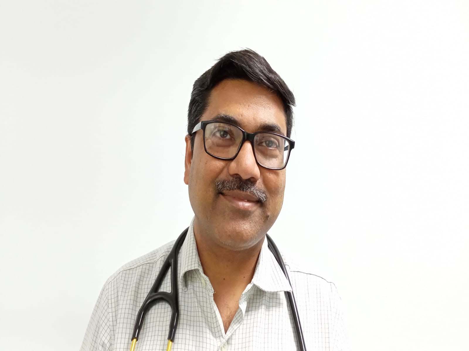 সমাজের পিছিয়ে পড়া মানুষের জীবনে আলো জ্বালাতে চান ডা. পার্থ কর্মকার