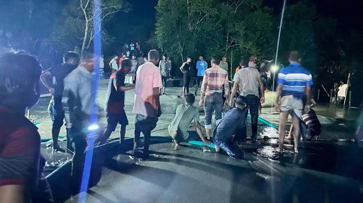 খুলনার দাকোপে বেড়িবাঁধ ভেঙে ৮ গ্রাম প্লাবিত সংকট, ক্ষতির শতকোটি টাকা