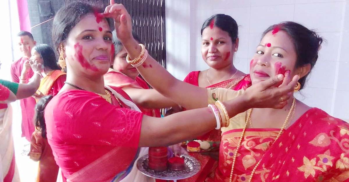 মহাদশমীতে সিঁদুর খেলায় রঙিন বিদায় বিসর্জনে শেষ ‘শারদ দুর্গোৎসব’