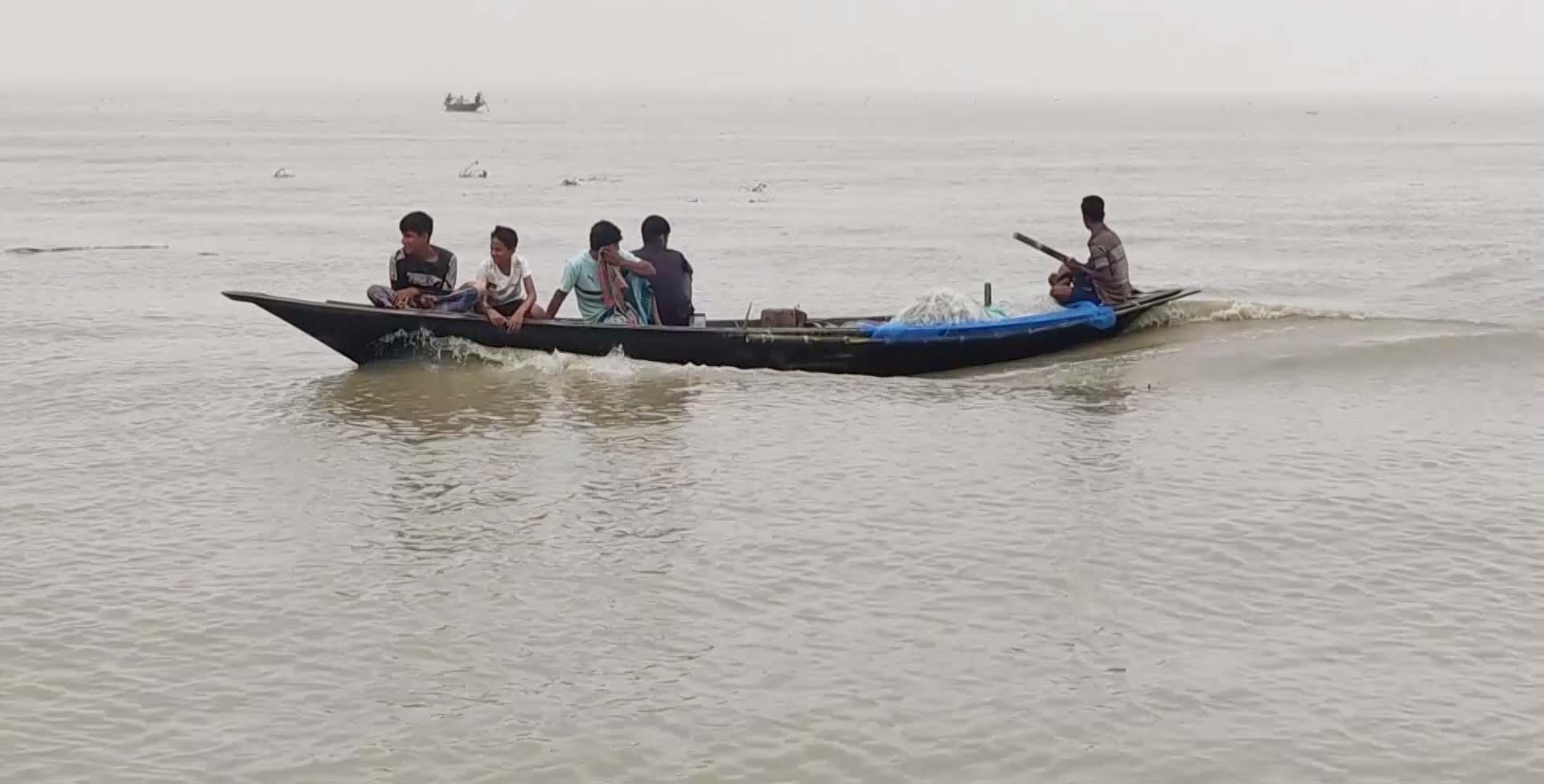 প্রজননকালীন নিষেধাজ্ঞার মধ্যেই পদ্মা পারে প্রকাশ্যে ইলিশ বিক্রির হাট!