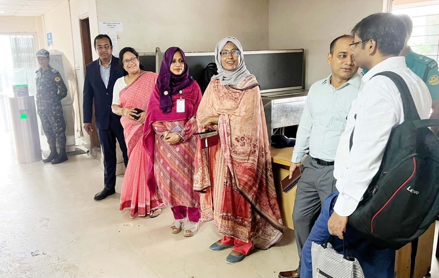 সচিবালয়ে একবার ব্যবহার্য প্লাস্টিক নিষিদ্ধকরণ বাস্তবায়ন: আগতদের কাপড়ের ব্যাগ প্রদান অব্যাহত