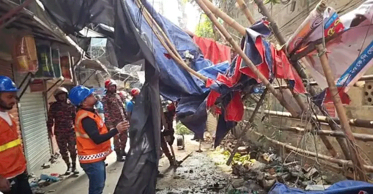 ভূমিকম্পে ঢাকায় তিনজনের মৃত্যু ঘর ছেড়ে রাস্তায় নেমে আসে মানুষ