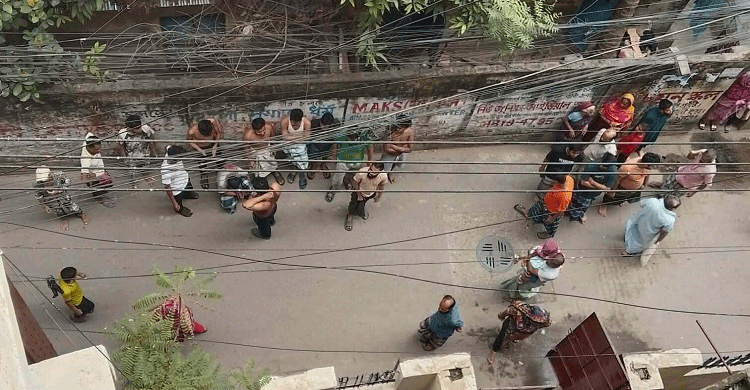 ভূমিকম্পে ঢাকায় তিনজনের মৃত্যু ঘর ছেড়ে রাস্তায় নেমে আসে মানুষ