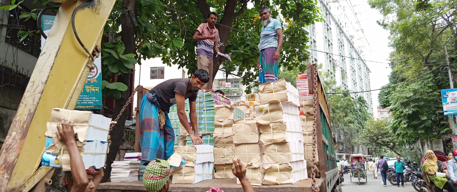 নির্বাচনের আগেই শিক্ষার্থীদের হাতে নতুন বই পৌঁছানোর লক্ষ্য সরকারের