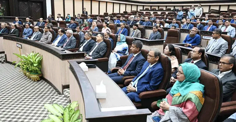 দেশ রক্ষার নির্বাচন সামনে: জেলা প্রশাসকদের কঠোর নির্দেশনা প্রধান উপদেষ্টার 