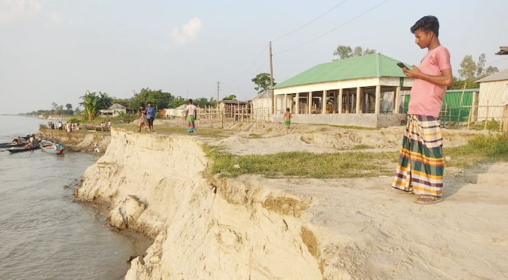 ক্ষ্যাপা যমুনার গ্রাস থেকে রক্ষায় শাহজাদপুরের ৯ গ্রামের মানুষ