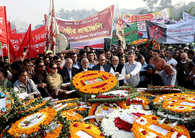 শিশিরভেজা প্রভাতে শহীদদের স্মরণ, জাতীয় স্মৃতিসৌধে মানুষের ঢল