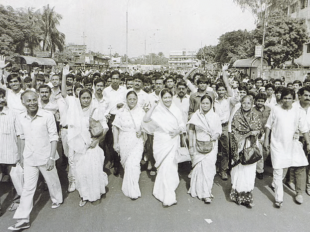 এরশাদের পতনের পর খালেদা জিয়ার নেতৃত্বে সংগ্রামী ছাত্র–জনতার ঐতিহাসিক বিজয় মিছিল। ৫ ডিসেম্বর ১৯৯০ : ছবি সংগ্রহ