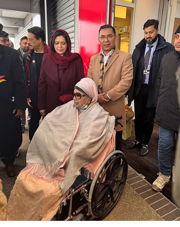 খালেদা জিয়া যুক্তরাজ্যের লন্ডনের হিথরো বিমানবন্দরে পৌঁছালে স্বাগত জানান ছেলে তারেক রহমান ও পুত্রবধূ জুবাইদা রহমান। জানুয়ারি ২০২৫