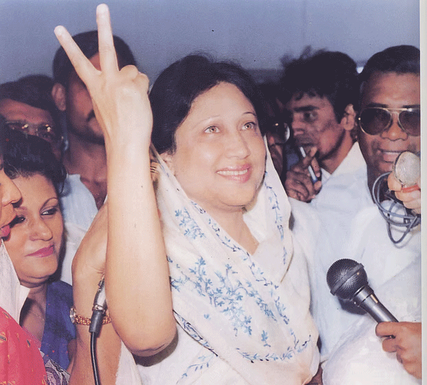 জাতীয় নির্বাচনে বিজয়ের পর সমর্থকদের সঙ্গে শুভেচ্ছা বিনিময় খোলেদা জিয়া 