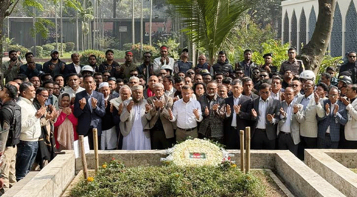 জুলাইযোদ্ধা ওসমান হাদি এবং জাতীয় কবি কাজী নজরুল ইসলামের কবর জিয়ারত করেন তারেক রহমান : ছবি সংগ্রহ