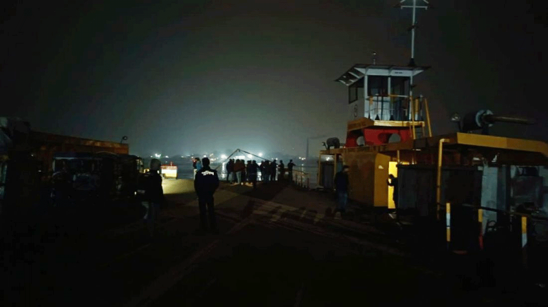 ফেরি থেকে নদীতে পাঁচ যানবাহন, তিনজনের মরদেহ উদ্ধার