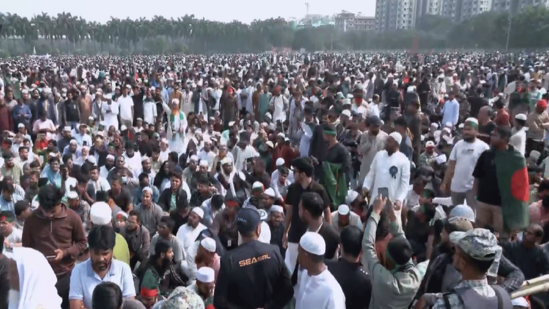 লাখো মানুষের ভালোবাসা আর অশ্রুসিক্ত বিদায় শহীদ শরিফ ওসমান হাদি। ছবি সংগ্রহ