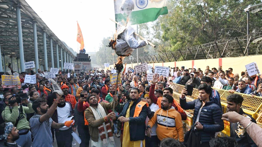দিল্লিতে বাংলাদেশের হাই কমিশনের কাছে মঙ্গলবার বিক্ষোভ করে দুটি হিন্দুত্ববাদী সংগঠন। ছবি: শশী শেখর কাশ্যপ / দ্য  হিন্দু