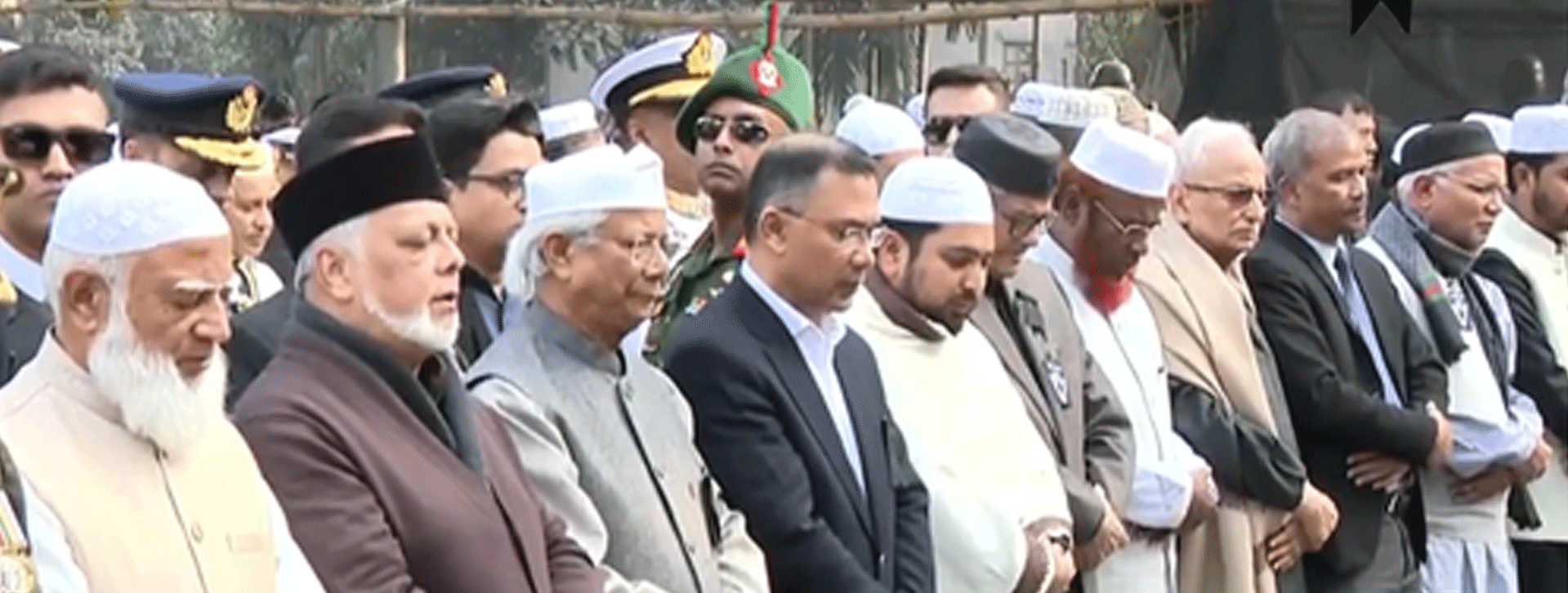জানাজায় অংশ নেন প্রধান উপদেষ্টা ড. মুহাম্মদ ইউনূস, তারেক রহমান, উপদেষ্টা পরিষদ সদস্যসহ বিভিন্ন রাজনৈতিক দলের প্রধান ও নেতাকর্মীরা