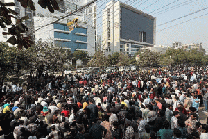 পোস্টাল ব্যালট নিয়ে পক্ষপাতের অভিযোগে নির্বাচন কমিশনের সামনে ছাত্রদলের অবস্থান