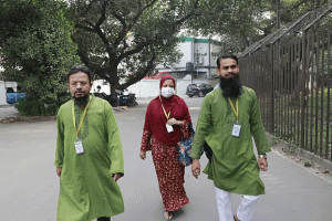 আন্তর্জাতিক অপরাধ ট্রাইব্যুনালে আসামিদের কড়া নিরাপত্তায় নেওয়া হয়