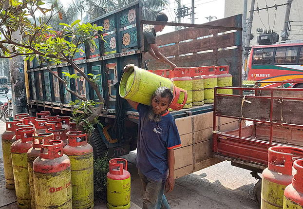 ভুক্তভোগী সাধারণ মানুষ এখন অসহায়, লাকড়ির চুলাই শেষ ভরসা।