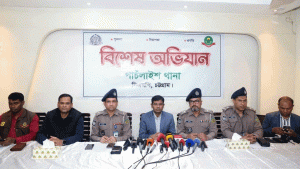 চট্টগ্রামে ছিনতাই হওয়া ‘২৯০ ভরি’ স্বর্ণ উদ্ধার, সাবেক পুলিশ সদস্যসহ গ্রেপ্তার ৬