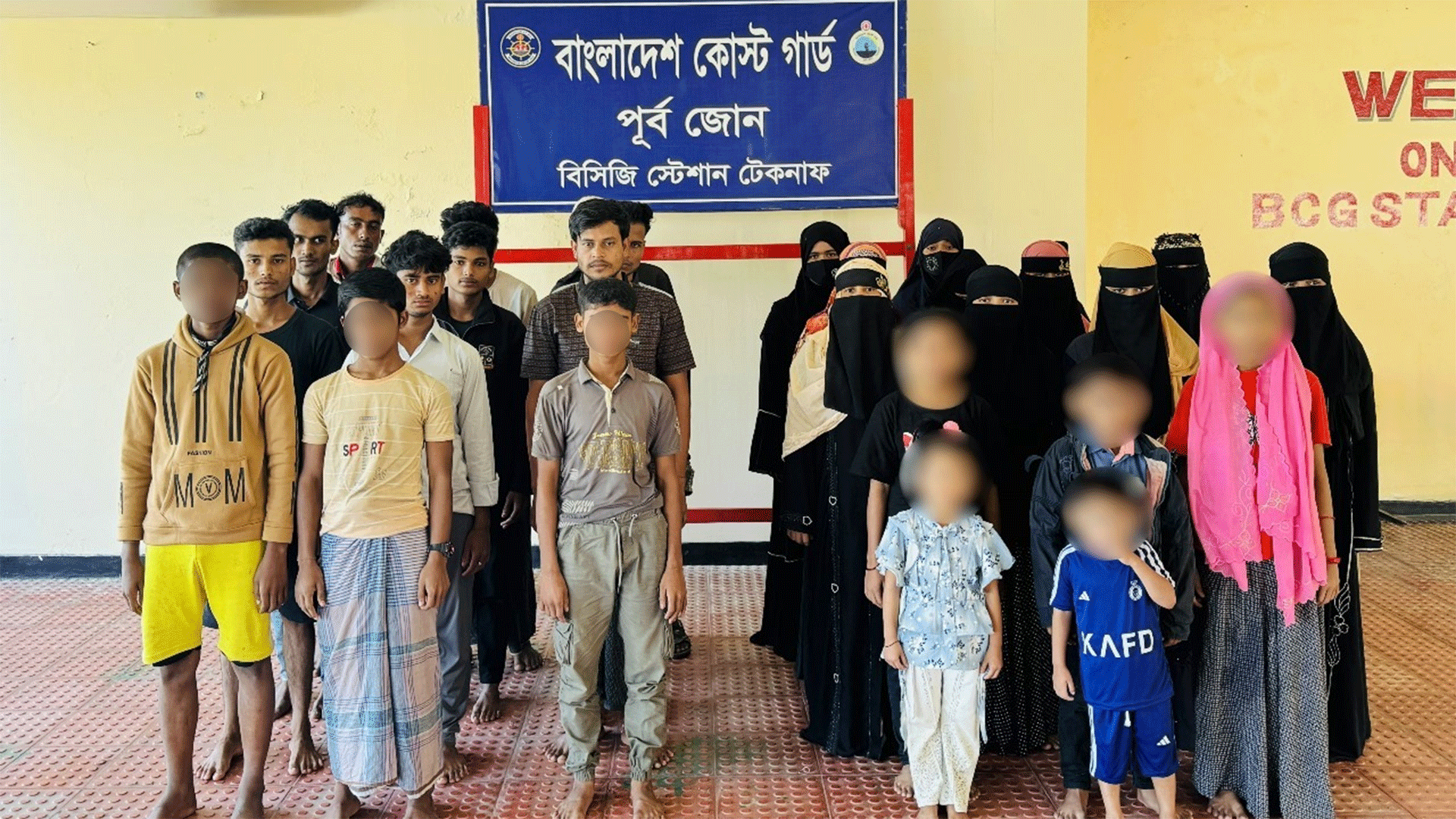 সমুদ্রপথে অবৈধভাবে মালয়েশিয়ায় পাচারের সময় কক্সবাজারের টেকনাফ থেকে ২৮ জনকে উদ্ধার করেছে পুলিশ ও কোস্টগার্ড।