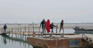 কাঁদছে জলহারা প্রমত্তা ব্রহ্মপুত্র, বুকে তার ধু ধু বালুচর