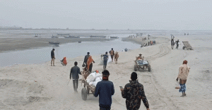 কাঁদছে জলহারা প্রমত্তা ব্রহ্মপুত্র, বুকে তার ধু ধু বালুচর