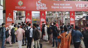 স্বস্তির ঈদযাত্রা: নির্বিঘ্নে ঢাকা ছাড়ছেন লাখো মানুষ