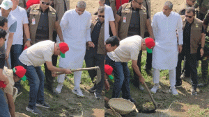 ১৯৭৭ সালে ঐতিহাসিক খাল খনন কর্মসূচি উদ্বোধন করেন শহীদ রাষ্ট্রপতি জিয়াউর রহমান (বাঁয়ে); গতকাল আবার একই কর্মসূচি চালু করেন তাঁর ছেলে প্রধানমন্ত্রী তারেক রহমান