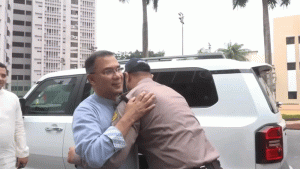 সড়কে পুলিশ সার্জেন্টের সঙ্গে কোলাকুলি, মানবিকতায় নতুন দৃষ্টান্ত স্থাপন করলেন প্রধানমন্ত্রী