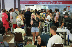 ইন্দোনেশিয়ার বালির গুস্তি এনগুরাহ রাই আন্তর্জাতিক বিমানবন্দরে এমিরেটস এয়ারওয়েজের কাস্টমার সার্ভিস অফিসের সামনে আটকে পড়া যাত্রীদের অপেক্ষা। ইরানে শনিবার যুক্তরাষ্ট্র-ইসরায়েলের যৌথ হামলার পর দোহা, দুবাই ও আবুধাবিগামী ফ্লাইট বাতিল করা হলে এ পরিস্থিতির সৃষ্টি হয়। ১ মার্চ ২০২৬।ছবি: রয়টার্স