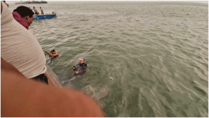 পদ্মায় ডুবলো ৪০ যাত্রীসহ বাস, বহু হতাহতের শঙ্কা!