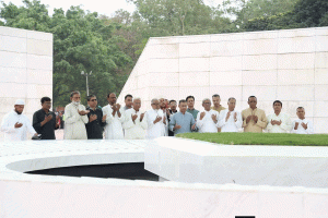 পরিবার নিয়ে বাবা-মায়ের কবর জিয়ারত করলেন তারেক রহমান