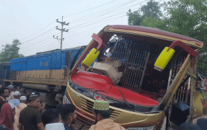 ভোর রাতে কুমিল্লায় মৃত্যু মিছিল:  বাস-ট্রেন সংঘর্ষে ঝরল ১২ প্রাণ