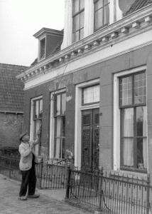 মানুষই ছিল অ্যালার্ম ঘড়ি: ব্রিটেন-আয়ারল্যান্ডের এক বিস্মৃত পেশার গল্প