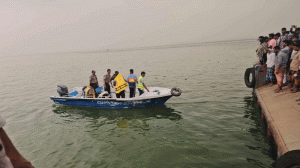 পদ্মায় ডুবলো ৪০ যাত্রীসহ বাস, বহু হতাহতের শঙ্কা!