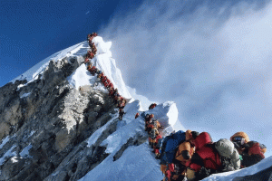 এভারেস্টে বিষ-ফাঁদ :পর্যটকদের অসুস্থ  বানিয়ে ১৫০ কোটি টাকার বিমা কেলেঙ্কারি