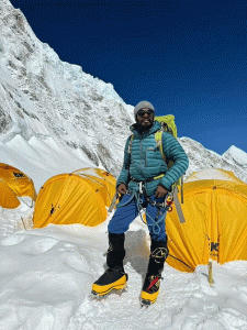 পায়ে হেঁটে সমুদ্র থেকে এভারেস্ট কৃষকের ছেলের বিস্ময়কর কীর্তি