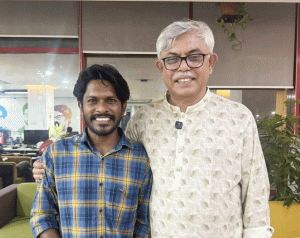 পায়ে হেঁটে সমুদ্র থেকে এভারেস্ট  কৃষকের ছেলের বিস্ময়কর কীর্তি