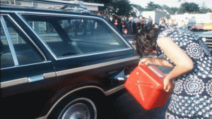 জ্বালানি তেলের সেই সংকট চলে দশক জুড়ে, ১৯৭৭ সালে নিউইয়র্কে এক নারী নিজের গাড়িতে নিজে গ্যাসােলিন ভরছেন