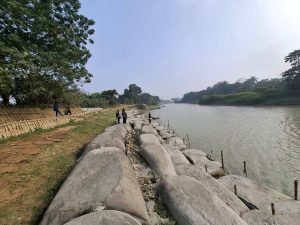 সুনামগঞ্জের ধর্মপাশায় ৩০০ মিটার সড়ক নদীগর্ভে, দুর্ভোগে লক্ষাধিক মানুষ