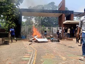 ডুয়েটে উপাচার্য নিয়োগকে কেন্দ্র করে কয়েক দিন ধরেই শিক্ষার্থীদের মধ্যে উত্তেজনা চলছিল