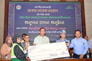 প্রধানমন্ত্রীর পক্ষ থেকে ঢাকা দক্ষিণ সিটি কর্পোরেশনের ৪ হাজার ৯৫০ জন পরিচ্ছন্নতাকর্মীর প্রত্যেককের হাতে ৫ হাজার টাকা করে উপহার চেক প্রদান করা হয়