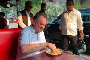 রাজশাহীর আম ও কালাইরুটির স্বাদে মুগ্ধ মার্কিন অতিথি