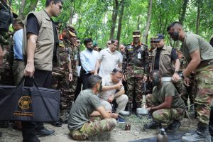 সেনাবাহিনীর গ্রীষ্মকালীন মহড়ায় প্রধানমন্ত্রীর আকস্মিক পরিদর্শন, সৈনিকদের সঙ্গে কাটালেন দীর্ঘ সময়