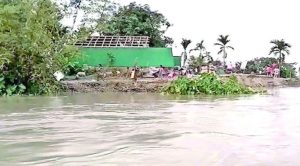  বন্যার ক্ষতি শুধু অর্থনীতিতে নয়, মানুষের জীবনেও গভীর ক্ষত